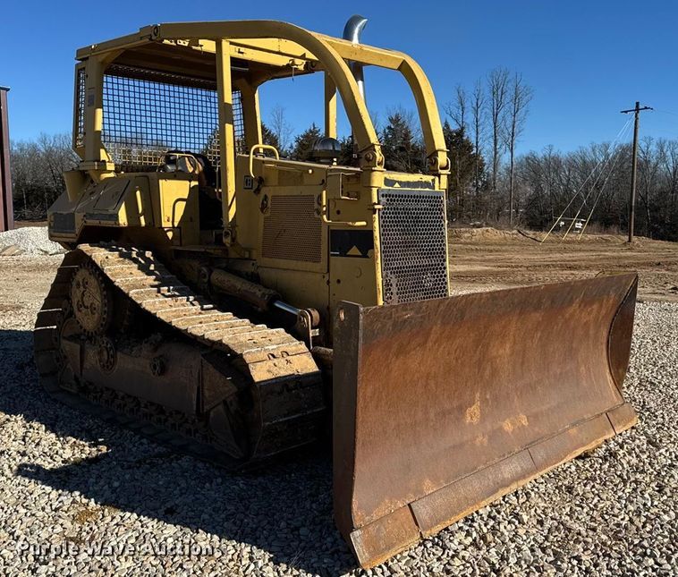 image for item EN0886 1990 Caterpillar D5H dozer