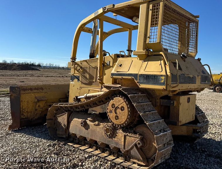 image for item EN0886 1990 Caterpillar D5H dozer