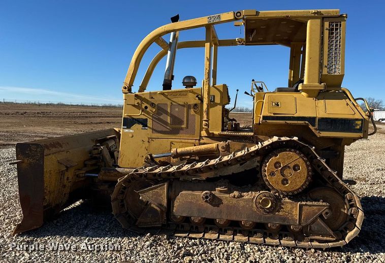 image for item EN0886 1990 Caterpillar D5H dozer