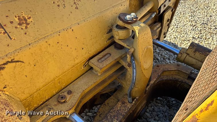 image for item EN0886 1990 Caterpillar D5H dozer