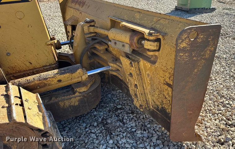 image for item EN0886 1990 Caterpillar D5H dozer