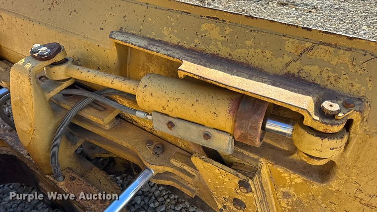 image for item EN0886 1990 Caterpillar D5H dozer