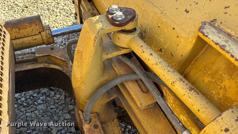 image for item EN0886 1990 Caterpillar D5H dozer