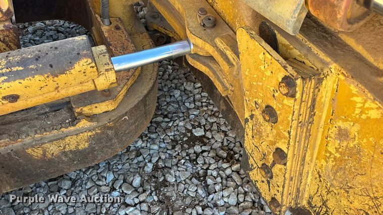 image for item EN0886 1990 Caterpillar D5H dozer