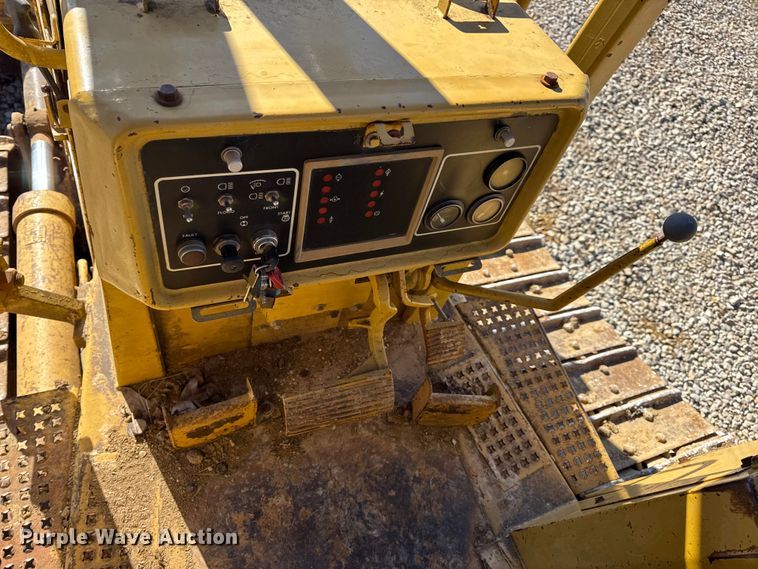 image for item EN0886 1990 Caterpillar D5H dozer