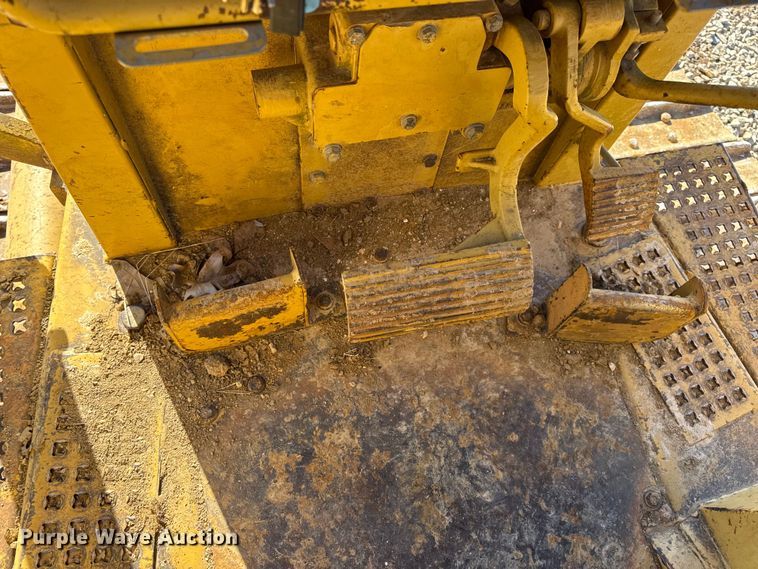 image for item EN0886 1990 Caterpillar D5H dozer