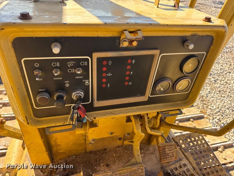 image for item EN0886 1990 Caterpillar D5H dozer