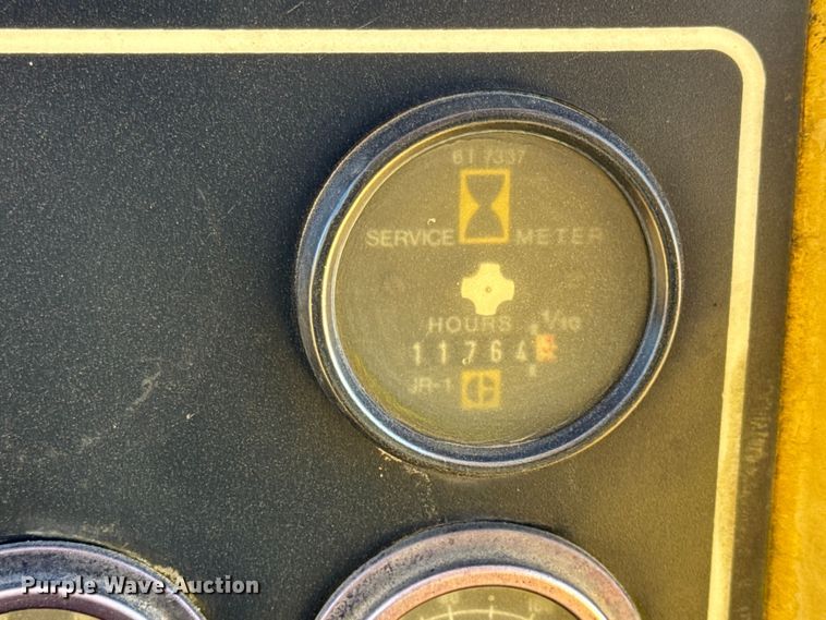 image for item EN0886 1990 Caterpillar D5H dozer