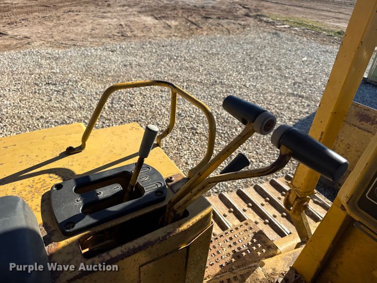 image for item EN0886 1990 Caterpillar D5H dozer