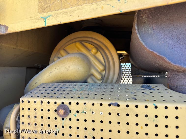 image for item EN0886 1990 Caterpillar D5H dozer