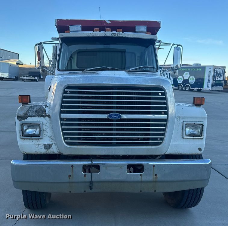 image for item EN0890 1994 Ford L8000 dump truck