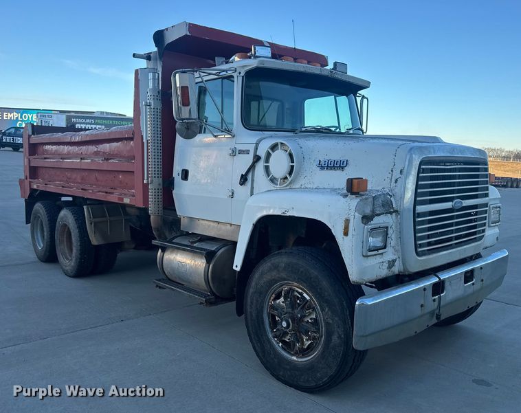 image for item EN0890 1994 Ford L8000 dump truck