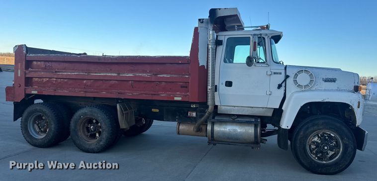 image for item EN0890 1994 Ford L8000 dump truck
