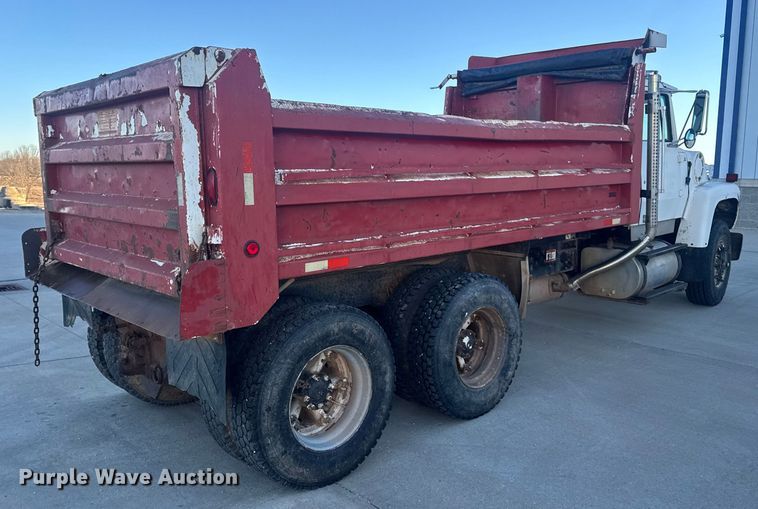 image for item EN0890 1994 Ford L8000 dump truck