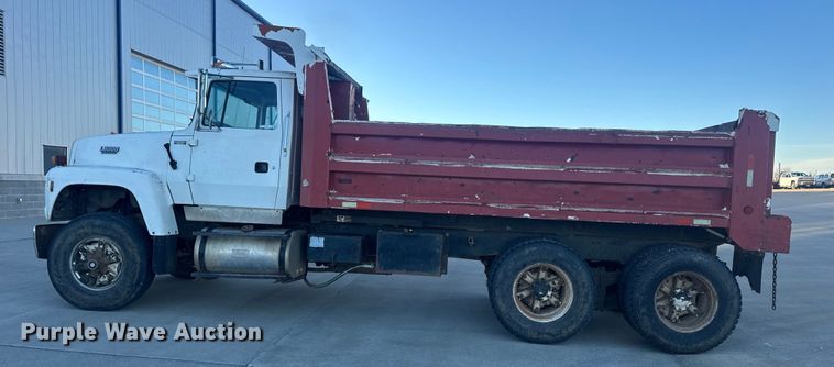 image for item EN0890 1994 Ford L8000 dump truck