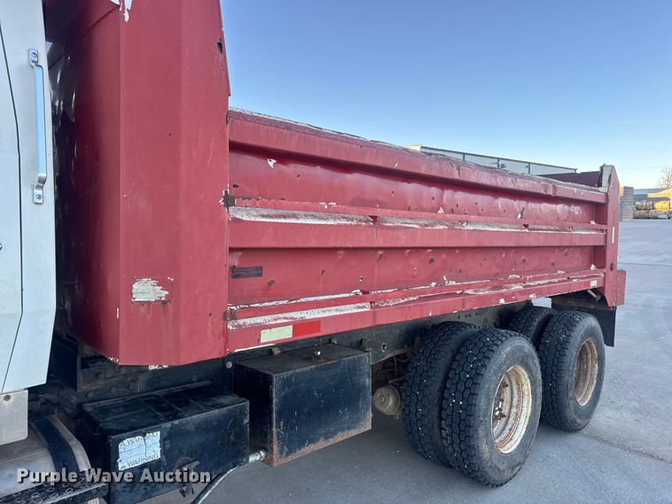 image for item EN0890 1994 Ford L8000 dump truck