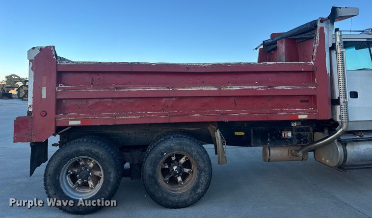 image for item EN0890 1994 Ford L8000 dump truck