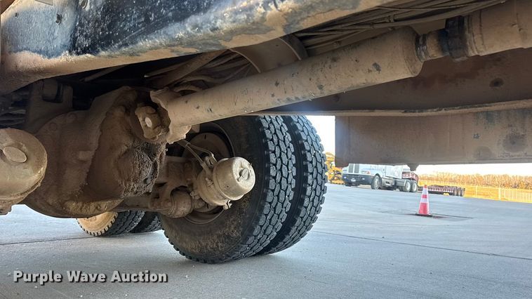 image for item EN0890 1994 Ford L8000 dump truck