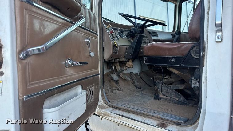 image for item EN0890 1994 Ford L8000 dump truck