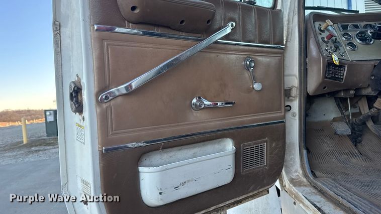 image for item EN0890 1994 Ford L8000 dump truck