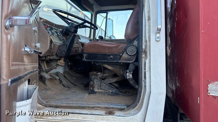 image for item EN0890 1994 Ford L8000 dump truck