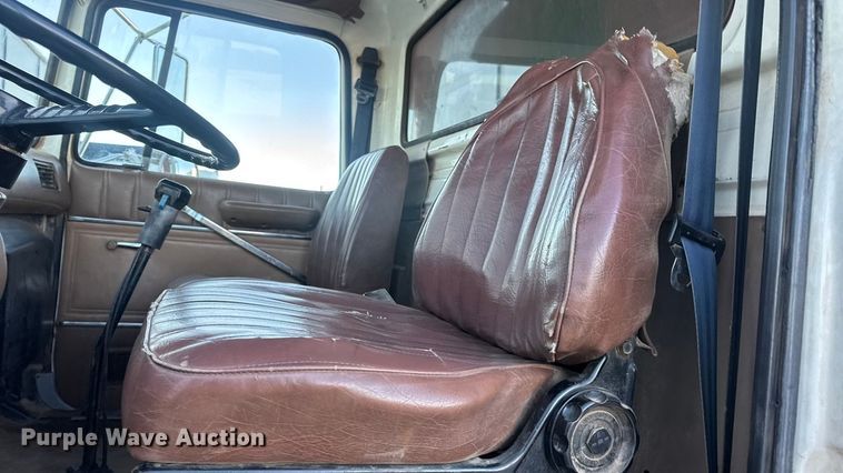 image for item EN0890 1994 Ford L8000 dump truck