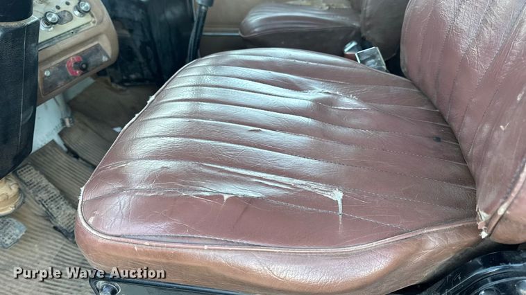 image for item EN0890 1994 Ford L8000 dump truck