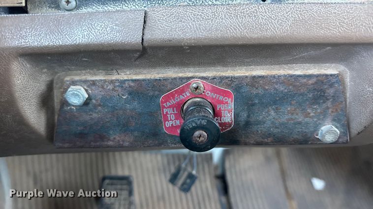 image for item EN0890 1994 Ford L8000 dump truck