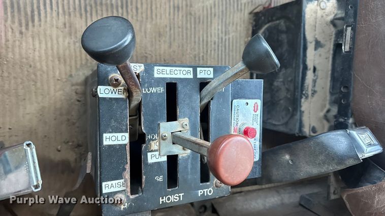 image for item EN0890 1994 Ford L8000 dump truck