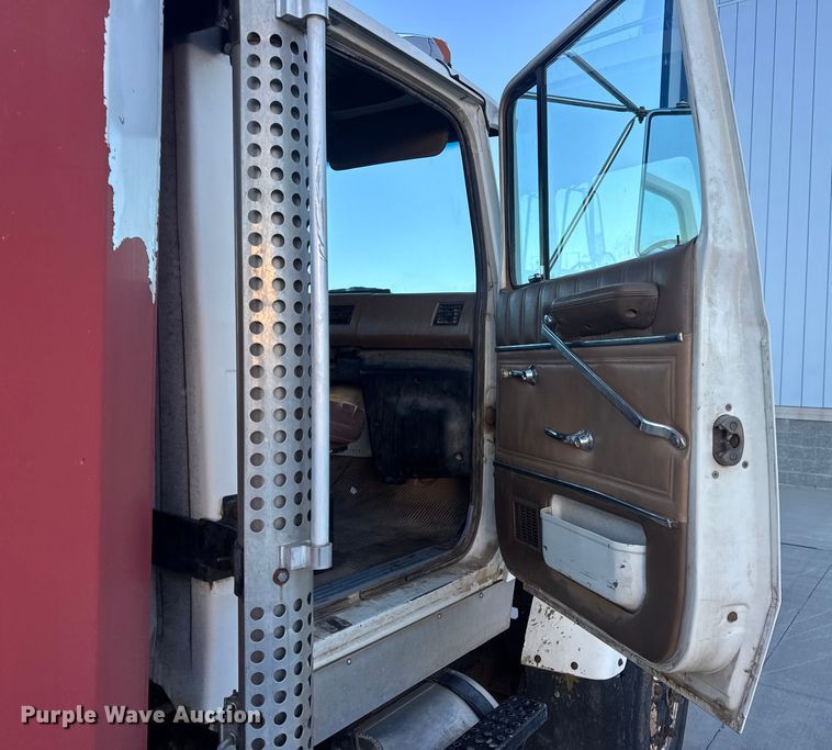 image for item EN0890 1994 Ford L8000 dump truck