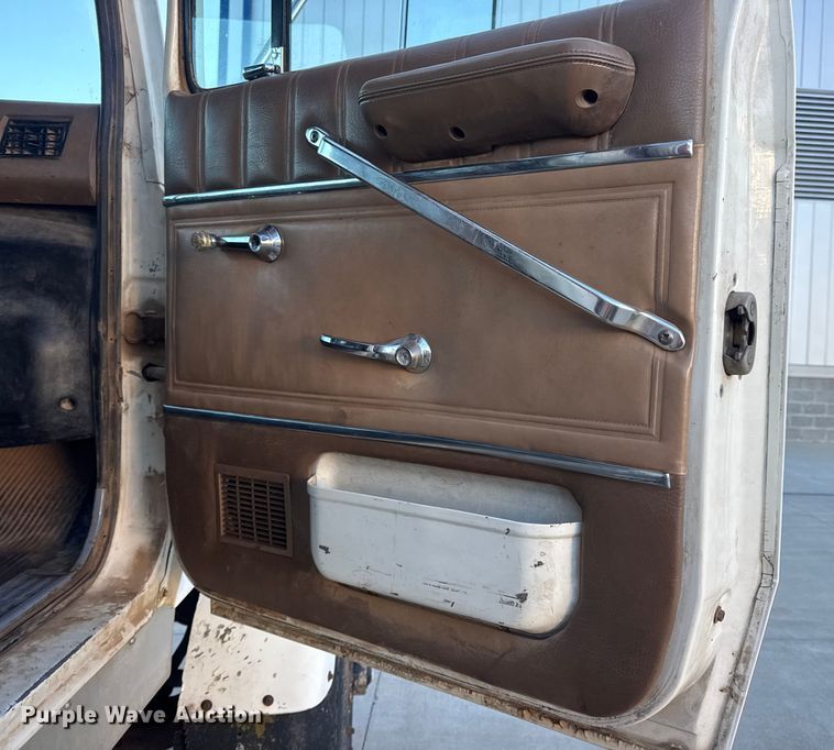 image for item EN0890 1994 Ford L8000 dump truck