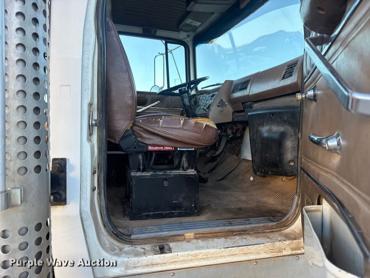 image for item EN0890 1994 Ford L8000 dump truck