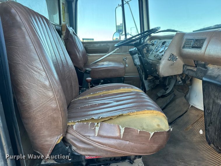 image for item EN0890 1994 Ford L8000 dump truck