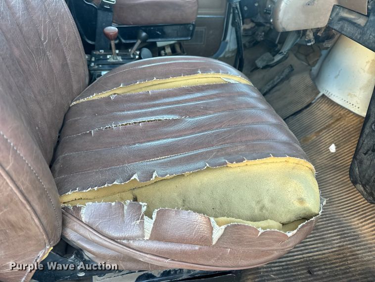 image for item EN0890 1994 Ford L8000 dump truck