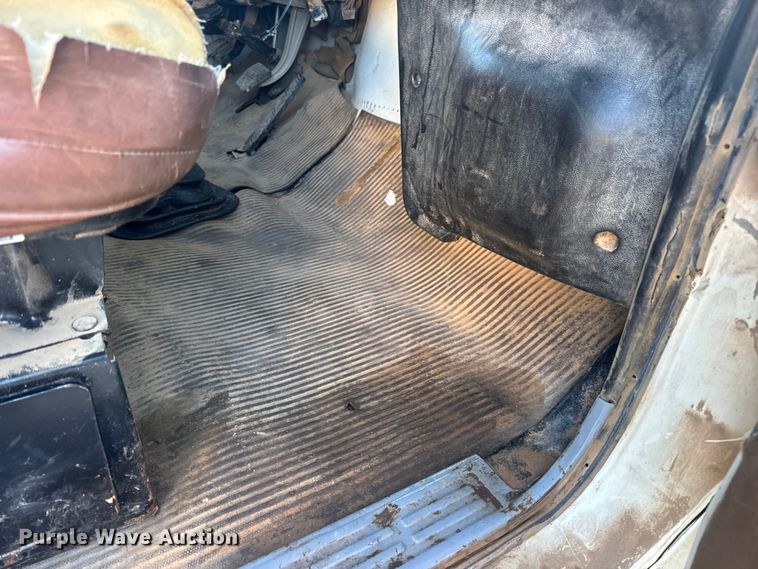 image for item EN0890 1994 Ford L8000 dump truck