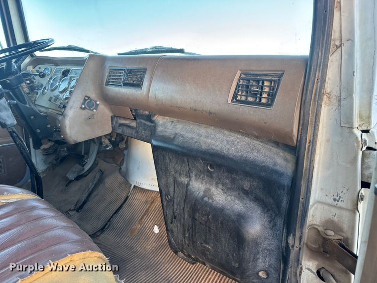 image for item EN0890 1994 Ford L8000 dump truck