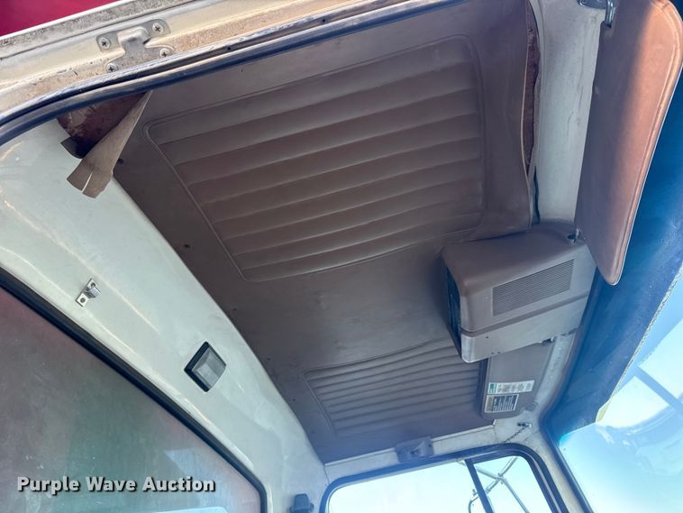 image for item EN0890 1994 Ford L8000 dump truck