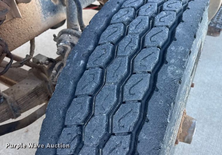 image for item EN0890 1994 Ford L8000 dump truck