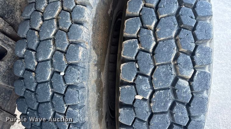 image for item EN0890 1994 Ford L8000 dump truck