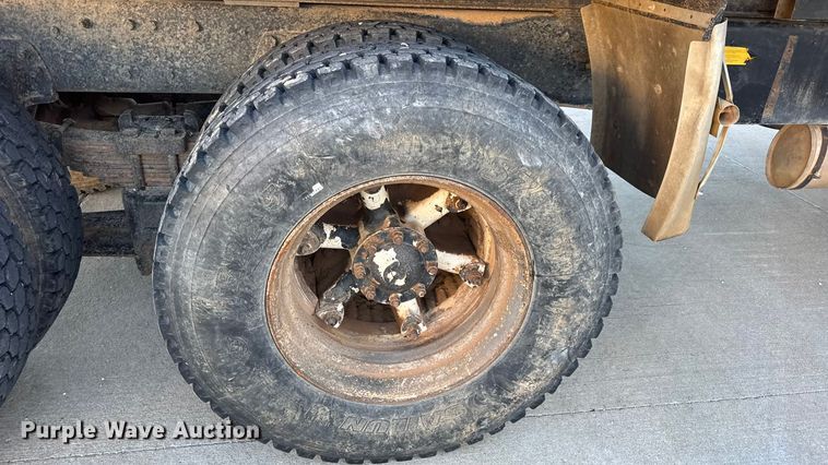 image for item EN0890 1994 Ford L8000 dump truck