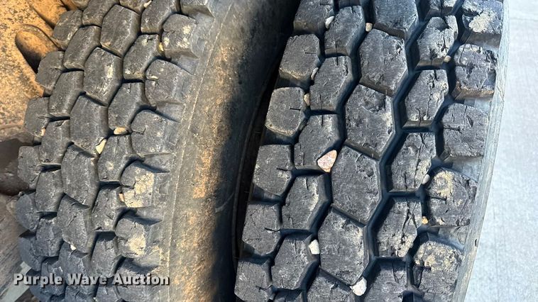 image for item EN0890 1994 Ford L8000 dump truck