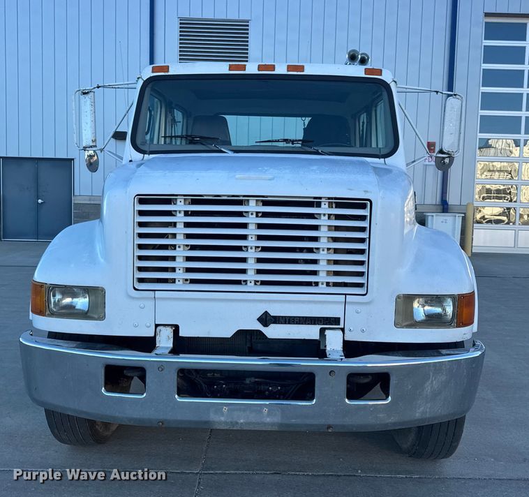 image for item EN0891 1999 International 4900 Crew Cab semi truck