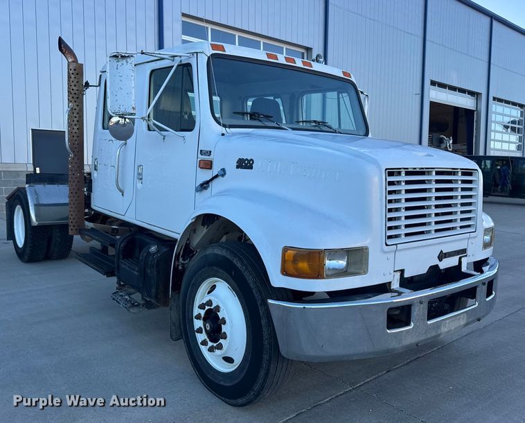 image for item EN0891 1999 International 4900 Crew Cab semi truck