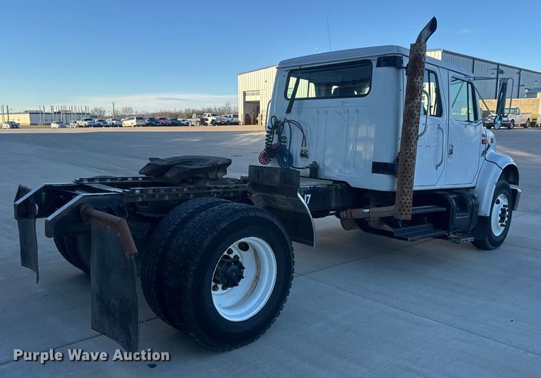 image for item EN0891 1999 International 4900 Crew Cab semi truck