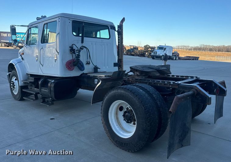 image for item EN0891 1999 International 4900 Crew Cab semi truck