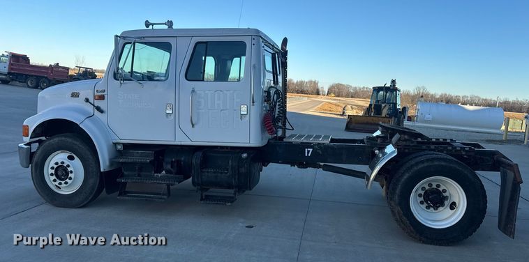 image for item EN0891 1999 International 4900 Crew Cab semi truck