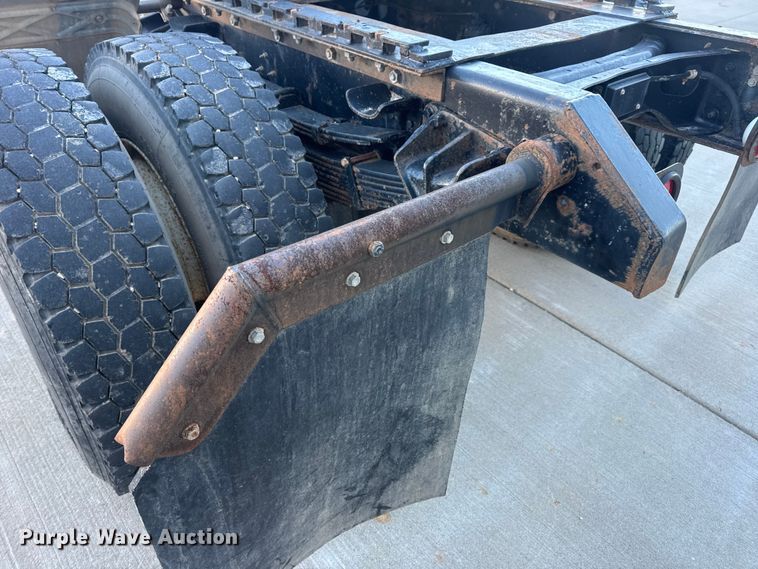 image for item EN0891 1999 International 4900 Crew Cab semi truck