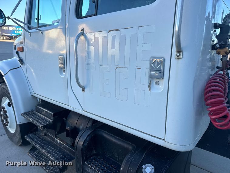 image for item EN0891 1999 International 4900 Crew Cab semi truck