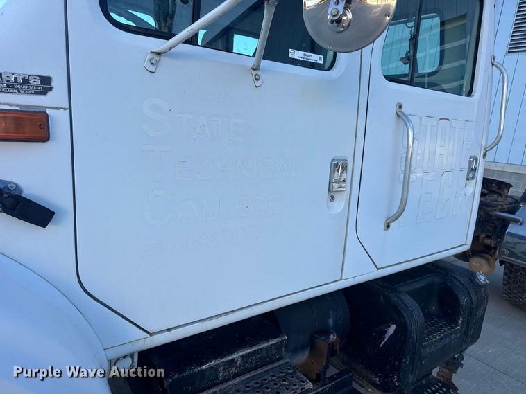 image for item EN0891 1999 International 4900 Crew Cab semi truck