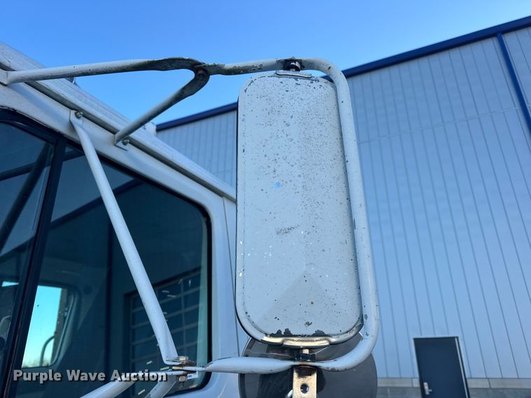 image for item EN0891 1999 International 4900 Crew Cab semi truck